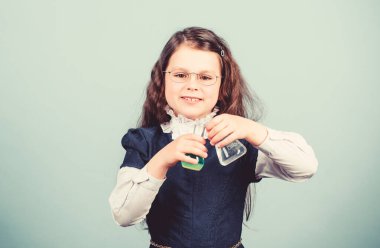 Okula geri dön. test şişesi ile küçük kız bilim adamı. eğitim ve bilgi. çocuk çalışma bilogy ders. Geleceği keşfedin. laboratuvarda bilim araştırması. Küçük dahi kız. Çok zekisin.