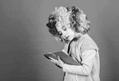 Eğlenme zamanı. Sirk okulu. Sıkı çalış. Saçma bir hikaye. Komik kitap okuyorum. Edebiyat kulübü. Şaka kitabı konsepti. Çocuk renkli kıvırcık peruk yapay saç palyaçosu kitabı. Fıkra okuyorum.