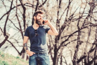 Şu anda müsait değil. Cep telefonu kullanarak sakallı Hipster. Sakallı adam arıyor. Sakallı adam cep telefonunu arar. İletişim kavramı. Daha sonra aramayı dene. Yönlendirilmiş arama. Dinleme iletisi