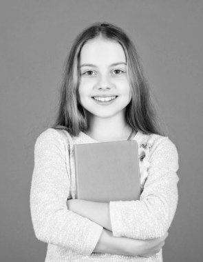 Not defteri planlayıcısı. Daha fazla bilgi edinin. Kız kitap mor arka plan tutun. Çocuk kitap not defterini göster. Kitap konsepti. Akıllıca alıntılar. Çocukluk edebiyatı. Gelişim ve eğitim. Okuma becerisi. Kişisel günlük