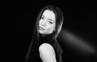 şehvetli kadın siyah izole. kuaför salonu. cilt bakımı kozmetik ve makyaj. moda modeli portre. esmer saçlı güzel bir kadın. doğal güzellik. Harika bir tarzı var.