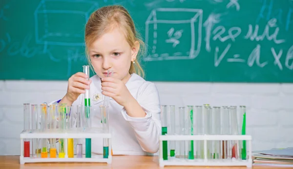 Futuro cientista. Explorar e investigar. Lição escolar. Abordagem interessante para aprender. Menina bonito aluno da escola brincar com tubos de ensaio e líquidos coloridos. Experiência química na escola. Educação escolar — Fotografia de Stock