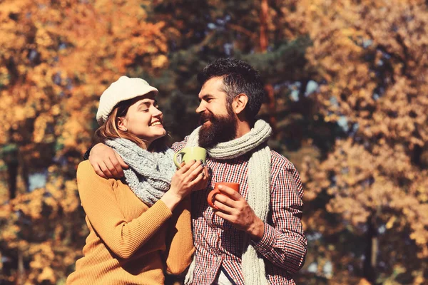 Conceito de família e bebida quente de outono. Casal apaixonado — Fotografia de Stock