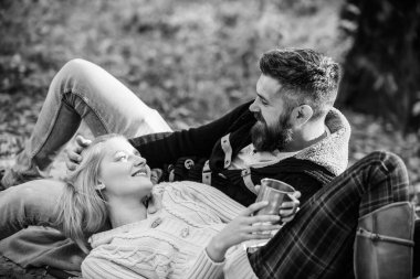 Turizm konsepti. Piknik zamanı. Parkta birlikte rahatlayan mutlu çift. Romantik piknik ormanı. Aşık turistler piknik battaniyesinde dinleniyorlar. Tatil haftasonu pikniği kamp ve yürüyüş.