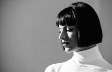 Kırmızı dudak makyajlı gizemli kadın arka planda çözülmüş. Moda ve güzellik konsepti. Dudaklarda parlak bir aksan. Kırmızı ruj ona yakışıyor. Esmer kadın için mükemmel makyaj.