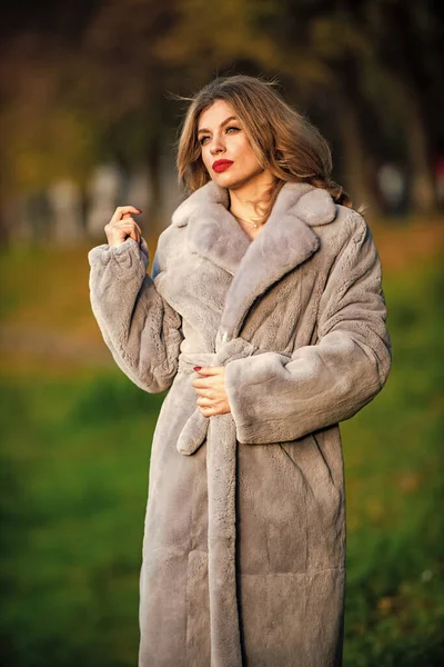 Faux fur vs real fur. visual aesthetics. luxury and success concept. benefits to wearing fur. elegant woman wear fur coat. beauty and fashion. autumn and winter style. Incomparable Warmth — Stock Photo, Image