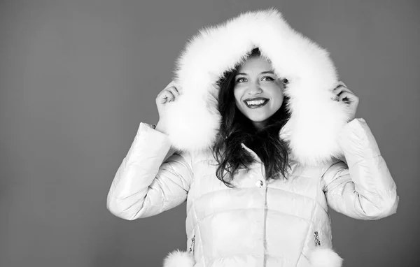 Piel suave. Código de estilo con elegancia. Para aquellos que deseen mantenerse moderno. Tendencia de moda. Ropa de invierno. Chica llevar chaqueta de invierno fondo azul. Temporada de invierno. Mujer desgaste chaqueta con capucha peluda — Foto de Stock