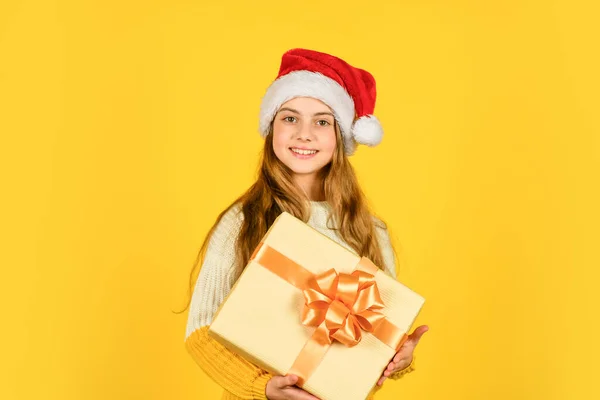 Mi regalo. fiesta de Navidad celebración. Feliz año nuevo. compras de Navidad en línea. tiempo para el descuento. Sonriente chico mantenga la compra. regalos y regalos de Santa Claus. niña santa en el fondo amarillo —  Fotos de Stock