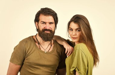 Kız arkadaşı olan bir adam. İlişki ve flört. Modern çift. Erkek kozmetik ürünlerinin kadınlardan ne kadar farklı olduğunu. Birbirine aşık bir çift. Seksi bir çift. Sakallı adam ve kadın. Moda ve güzellik. Sevgililer Günü