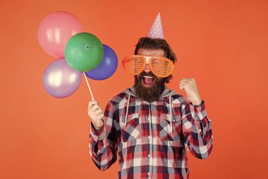 Kaygısız eğlence. Balonlarla eğleniyorum. Yıldönümü için hazırlanın. En iyi etkinlik yöneticisi. Vahşi erkek partide. Doğum günü şapkalı komik adam. Mutlu bayramlar. Partiye katılanlar çıldırıyor.