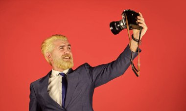 Şık ve eski moda. Elle ayarlar. Sakallı bir fotoğrafçı. Klasik tarz trend. İçerik yaratan. Neşeli sakallı hippi fotoğrafçı. Kameralı eksantrik bir fotoğrafçı.