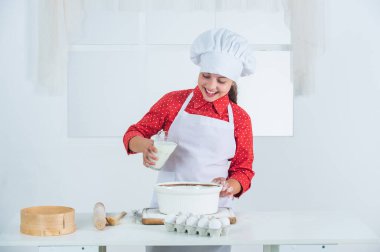 Çocuk akşam yemeği için bir şeyler pişiriyor, şef çocuklar günü.,