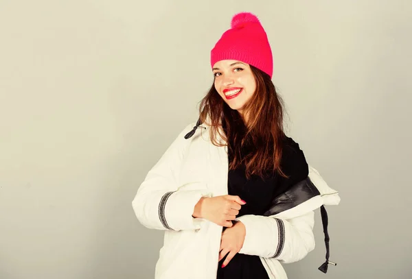 Alegre y positivo. belleza en ropa de invierno. compras de temporada fría. chica con abrigo caliente acolchado. Felices vacaciones de invierno. Año nuevo. chica con gorro de gorro. moda de piel sintética. gripe y resfriado. moda de temporada — Foto de Stock