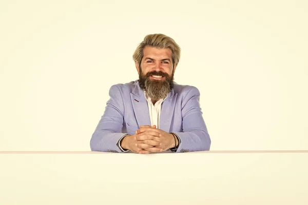 Pas peur de l'échec. beauté et coiffeur. homme d'affaires portant des vêtements formels intelligents. bel homme avec coiffure élégante. portrait d'un homme d'affaires professionnel isolé sur blanc. mode masculine formelle — Photo