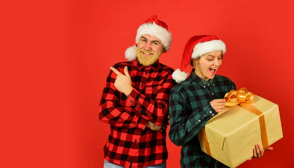 Ge mig presenten. Kärlek och omsorg. Julfirande mellan man och kvinna. Sprid kärlek. Gåva till hela familjen. Familjeshopping. Överraskning för make / maka. Köp present. Julfest. Juletid — Stockfoto