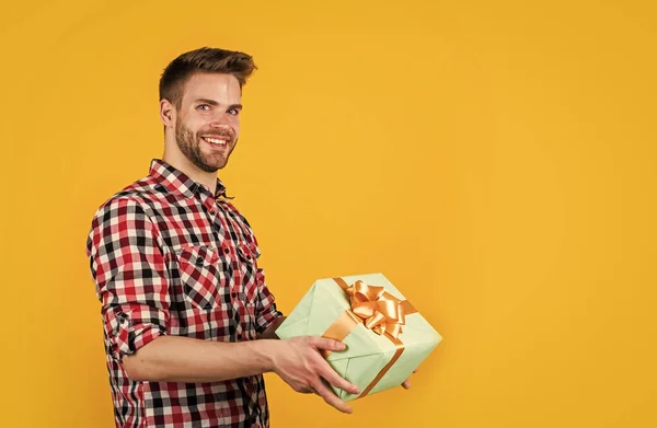 Fácil elección. concepto de cumpleaños y celebración. verdadera felicidad. loco fiestero en vacaciones felices. concepto de día de padres. guapo joven alegre con sonrisa divertirse en la fiesta. personas y alegría — Foto de Stock