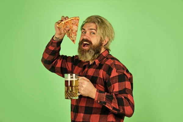 Szklankę piwa i pizzę. oglądanie futbolu w telewizji. fast food. szczęśliwy brodaty mężczyzna z pizzą i piwem. Włoskie jedzenie. WŁOCHY jest tutaj. Facet w barze pije piwo i je pizzę. Zdrowie. — Zdjęcie stockowe
