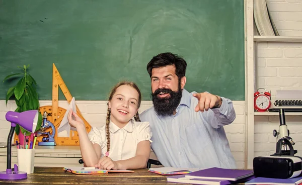 Inspirado para trabalhar duro. lição privada. de volta à escola. Ensino privado. Dia do conhecimento. Escola em casa. filha estudar com o pai. Dia dos professores. menina criança com barbudo professor homem em sala de aula — Fotografia de Stock