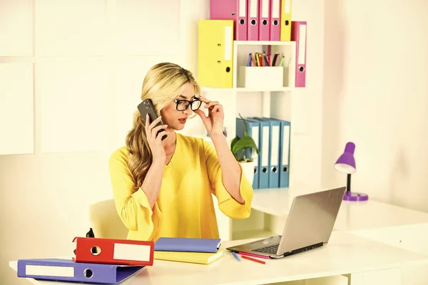 L'occupazione è divertente. donna d'affari sicura. Signora capo. bionda sexy a tavola. insegnante dall'aspetto intelligente in carica. donna con i capelli ricci che lavora sul computer portatile. segretaria ragazza con gli occhiali. manager al lavoro — Foto Stock