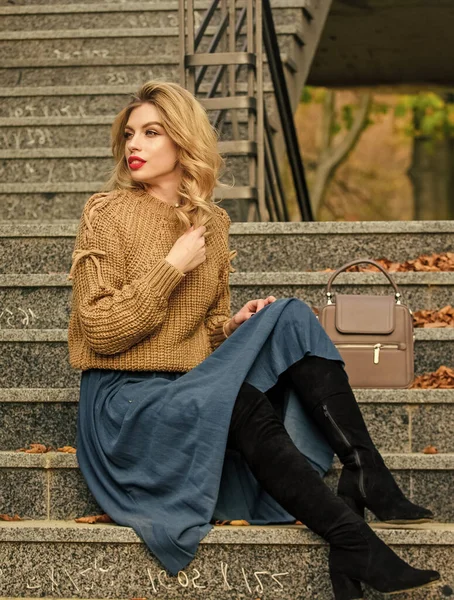 Layer oversize knit over girly skirt. Wearable trends. Fall outfit formula. How to Style Sweater and Skirt Combo for Fall. Woman with gorgeous hairstyle sit on stairs outdoors. Fall fashion trend — Stock Photo, Image