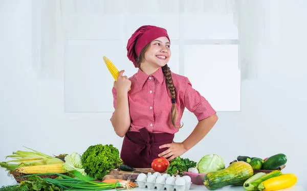 Glad barn med majs och många användbara grönsaker, vegetarisk — Stockfoto