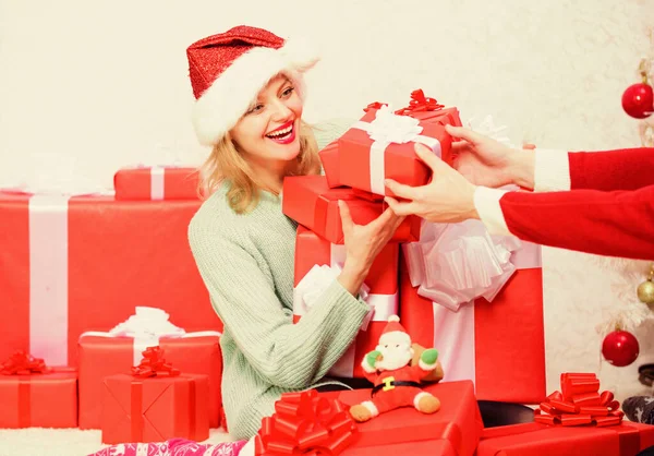 Flicka nära julgran glad fira semester. Kvinna upphetsad blond hålla presentförpackning med båge. Perfekt present till flickvän eller fru. Tomten kommer med sin gåva som hon alltid velat ha. Öppnande julklapp — Stockfoto