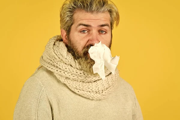 Hipster espirra e assoa o nariz. Reação alérgica. processo inflamatório. O homem doente tem corrimento nasal. sintomas de gripe e infecção pelo vírus. coronavírus da China. imunidade contra a epidemia. portador do vírus — Fotografia de Stock