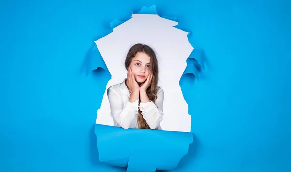 Lindo niño en camisa blanca sobre fondo azul, emociones humanas — Foto de Stock