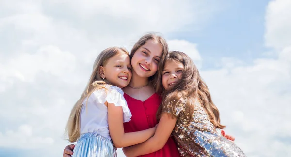 Belle ragazze adolescenti abbracciano insieme all'aperto, insieme — Foto Stock