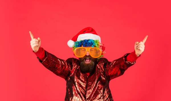 Zabawny człowiek z brodą. Zimowe wakacje. Przepraszam Mikołaju, niegrzeczny jest po prostu miły. Brodaty człowiek świętuje Boże Narodzenie. Świąteczna zabawa. Świąteczny duch. Wesoły klaun kolorowa fryzura — Zdjęcie stockowe