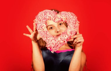 Romantik ruh hali ve atmosfer. Hayalperest kız pembe kalp dekoru tutuyor. Sevgililer Günü. Tatil kutlaması. İlk aşkım. Sevgilim ol. Sevgilimi seviyorum. Sevgililer Günü konsepti Samimi ve dürüst duygular.