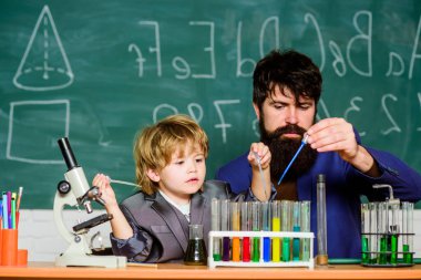 Zeka küpü. Dahi çocuk özel ders. Dahi çocuk. Öğretmen çocuk test tüpleri. Kimyasal deney. Tahmin edilenden çok daha önce gelişimsel dönüm noktalarına ulaşmak çocuğun meydan okunmaya hazır olduğuna işaret eder.