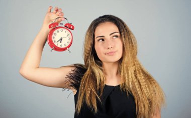 Uyuyor ve uyanık. Zaman yönetimi. Zaman dilimi. Dakiklik ve disiplin. Kız çalar saati tutuyor. Rejim erken uyanma. Zil çalıyor. Günaydın. Kadının geç kalması. iş teslim tarihi