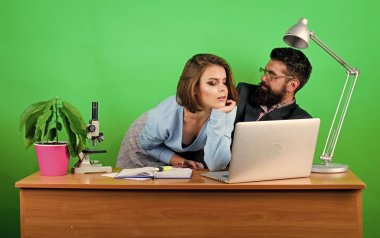 Onu cinsel olarak heyecanlandırıyor. Olgun öğretmen ve çekici öğrenci. Kışkırtma konsepti. Özel ders. Öğretmenle flört etmek. Öğrenci şehvetli seksi kız ve deneyimli öğretmen. Zevk öğretiyorum