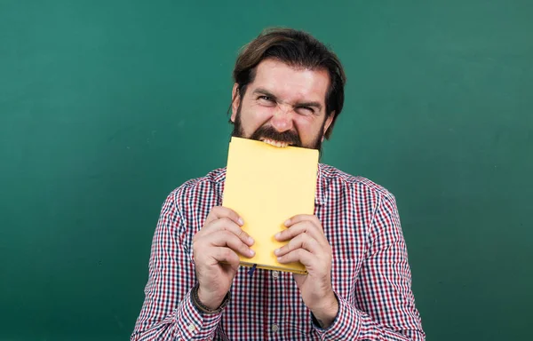 Arrabbiato maturo college man mordere libro, stress — Foto Stock