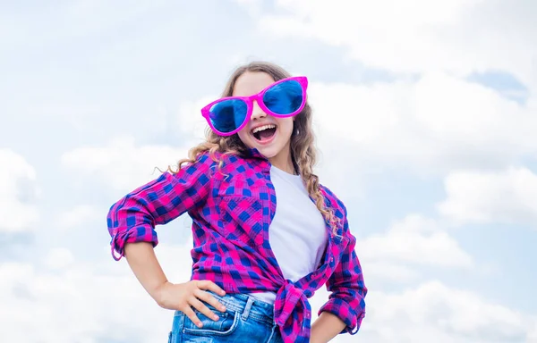 Menina adolescente vestindo roupas de moda casual e tendo óculos de festa, diversão — Fotografia de Stock