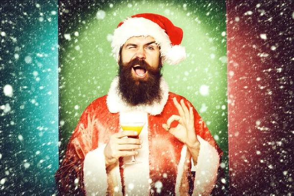 Uśmiechnięty brodaty Mikołaj człowiek na kolorowe tło studio — Zdjęcie stockowe