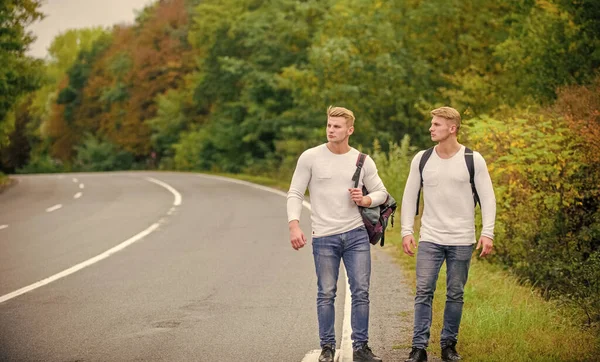 Acércate al borde de la ciudad. Viajeros en camino. Amigos autoestopistas viajando. Compañia amigos viajeros autostop en carretera naturaleza fondo. Comience una gran aventura en su vida con autoestop —  Fotos de Stock