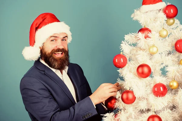 Yaratıcılık. Adam Noel 'i kutluyor. İyi tatiller. Kış sezonu satışları. Mutlu noeller. Sakallı adam Noel Baba şapkası tutuyor. Sihirli yaratıcılık. Beyaz noel. İş adamı yeni yıl ağacını süsledi — Stok fotoğraf