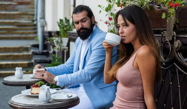 Morgonvibbar. fira romantisk semester. Familjeårsdag. rena känslor. Skäggig man hipster med sexig kvinna. Killen och hans tjej dricker kaffe på kaféet. par förälskade. Känn romantiken. första mötet — Stockfoto