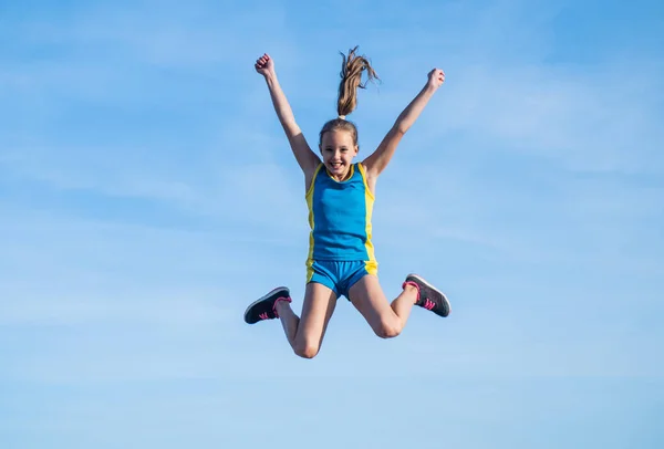 Bambino felice in sport formazione vestiti salto all'aperto, felicità — Foto Stock