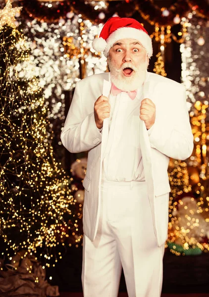 진심으로 축하 해. 행복 한 중년 남자 흰색 정장. 턱시도를 입은 사업가를 놀라게 했죠. 성인 산타가 크리스마스 때 조명등을 켜 놓고 배경을 비추었습니다. 밝고 축제 분위기의 향연. 새해 파티 — 스톡 사진