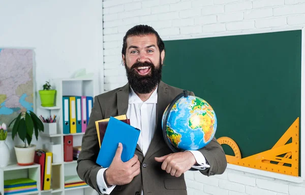 Зрелый бородатый географ с бородой и усами носить костюм в школьном классе, образование — стоковое фото