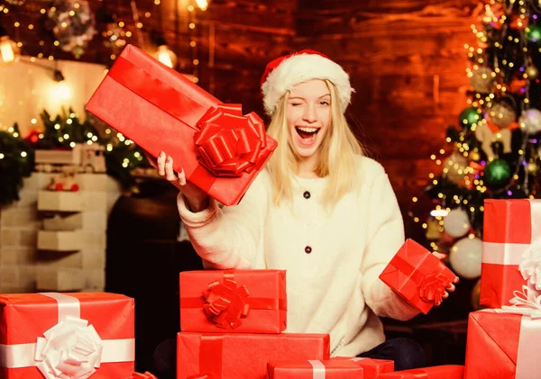 Uitdrukkelijke positiviteit. vier nieuwjaar thuis. Laatste voorbereiding. Kersttijd. Kerstcadeau. Boksdag. Vrolijk meisje, rode kerstmuts. gelukkige vrouw liefde cadeautjes. Winter shopping verkoop — Stockfoto