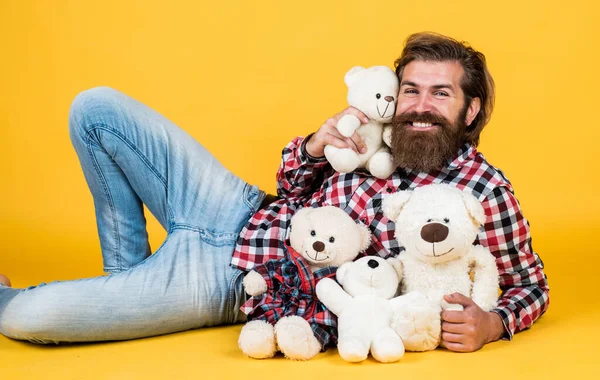 Caucasiano maduro hipster com penteado na moda em xadrez camiseta segurar ursinho brinquedo, venda — Fotografia de Stock