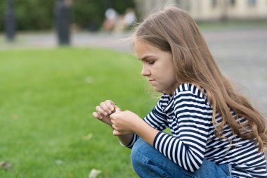 İlgi dolu bir ortam. Küçük çocuk doğal manzara ile oynuyor. Yaz tatili. Güzellik bakışı. Kuaför salonu. Çocuk bakımı ve çocukluk. Uluslararası Çocuk Günü. 20 Kasım. Sevimli çocukluk günleri