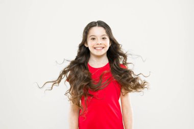 Kuaför tavsiyesi. Uzun, sağlıklı, parlak saçları olan kız. Mükemmel bukleler. Kıvırcık saçlı şirin bir çocuk. Küçük kızın uzun saçları var. Genç manken. Farkı keşfet. Kıvırcık saç stili