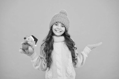 Size de iyi tatiller. Kış mevsimi mutluluğu. Noel 'i kutlayalım. Yeni yıl geldi. Xmas alışveriş ve hazırlık. Noel oyuncağıyla mutlu bir kız. Kalın elbiseli küçük çocuk hediyesini tut.