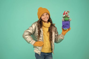 2020 fare yılı. Ruhsal zeka, duyarlılık, esneklik ve canlılık özelliklerine sahip bir hayvan. Hediye kutusunda fare ya da fare oyuncağı olan kız çocuğu. Çin yıldız falı konsepti. Fare sembolü yılı