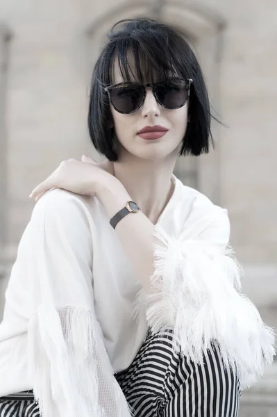 Concepto de moda callejera. Retrato de elegante joven hermosa mujer. Edificios de París como fondo, Francia. — Foto de Stock